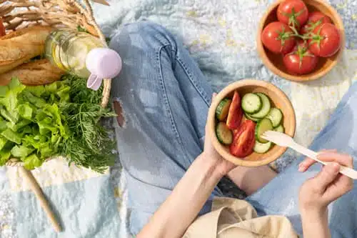 divigrid top view woman holding salad bowl picnic 1